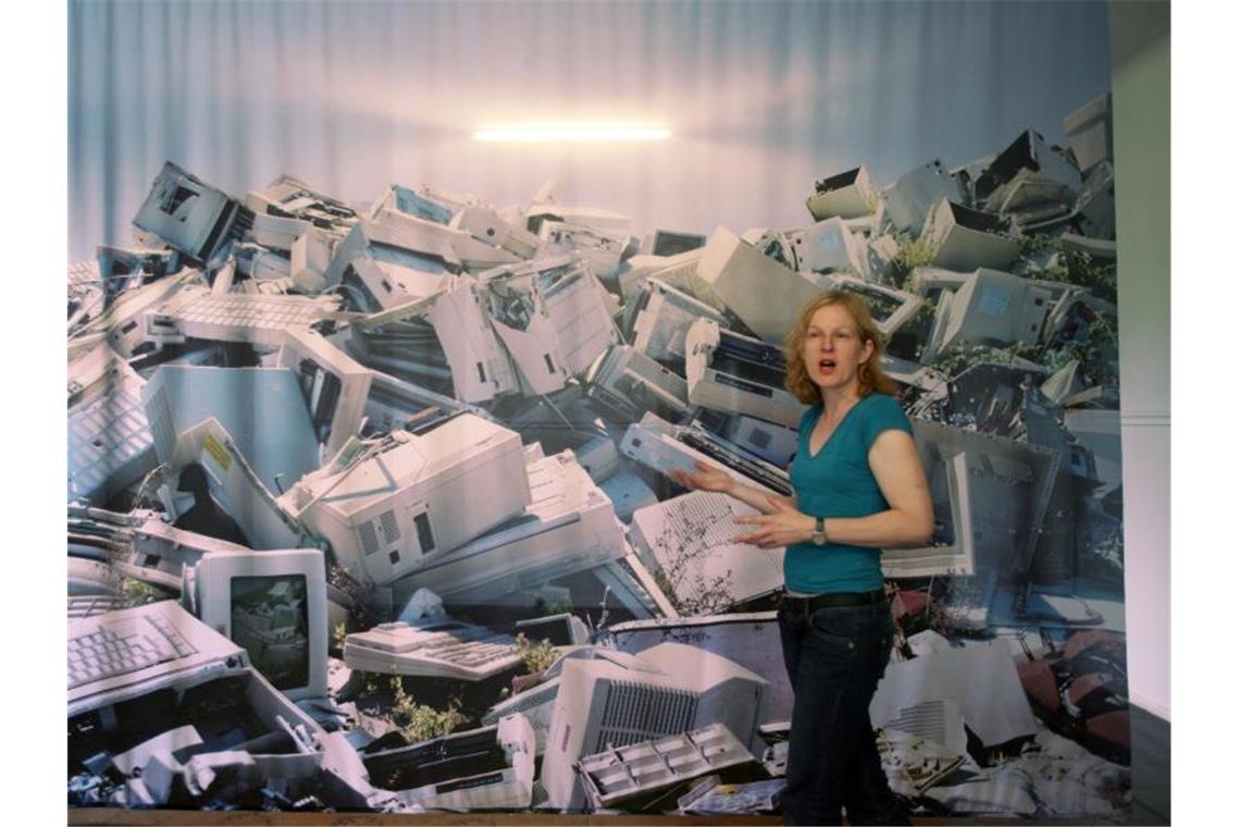 Die Künstlerin Sabine Hornig bei der Ausstellung „Rohkunstbau“ vor ihrem Vorhang mit Computer-Abfall. Foto: Nestor Bachmann/dpa-Zentralbild/dpa