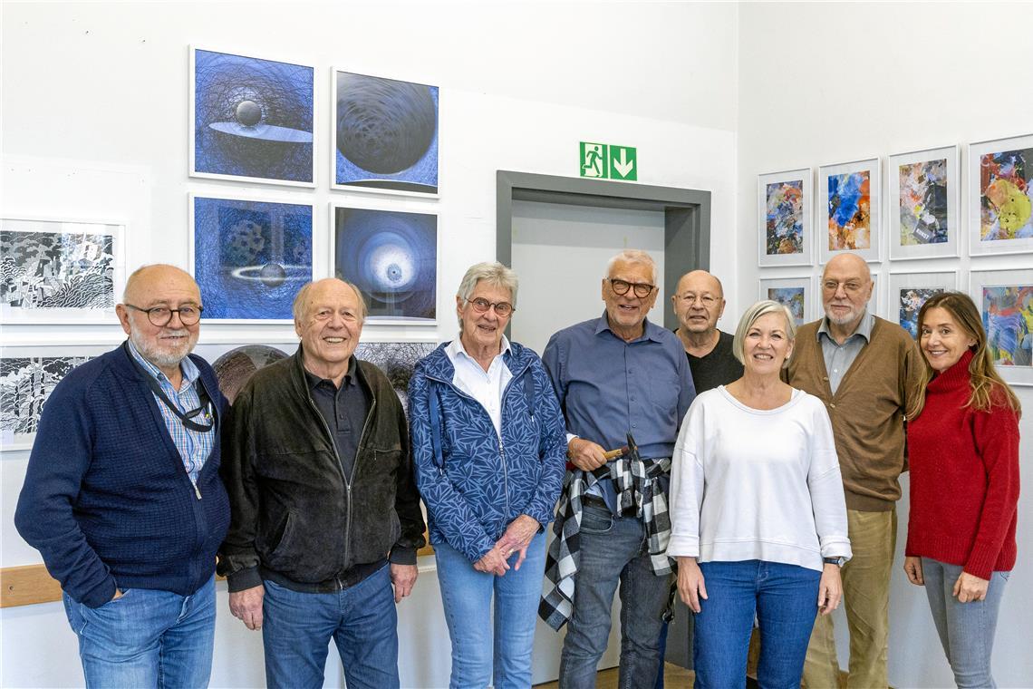 Von der Fotocollage bis zum Eitemperabild: Die Backnanger Künstlergruppe stellt im Bandhaus aus Die Künstlerinnen und Künstler haben alle Wände bestückt. Am Donnerstag sind zum Aufhängen der Bilder vor Ort: Herbert Seybold (von links), Sieghart Hummel, Elke Vetter, Kurt Entenmann, Ernst Keller, Ursula Draxler, Rainer Vogt und Cosima Gerner. Foto: Alexander Becher