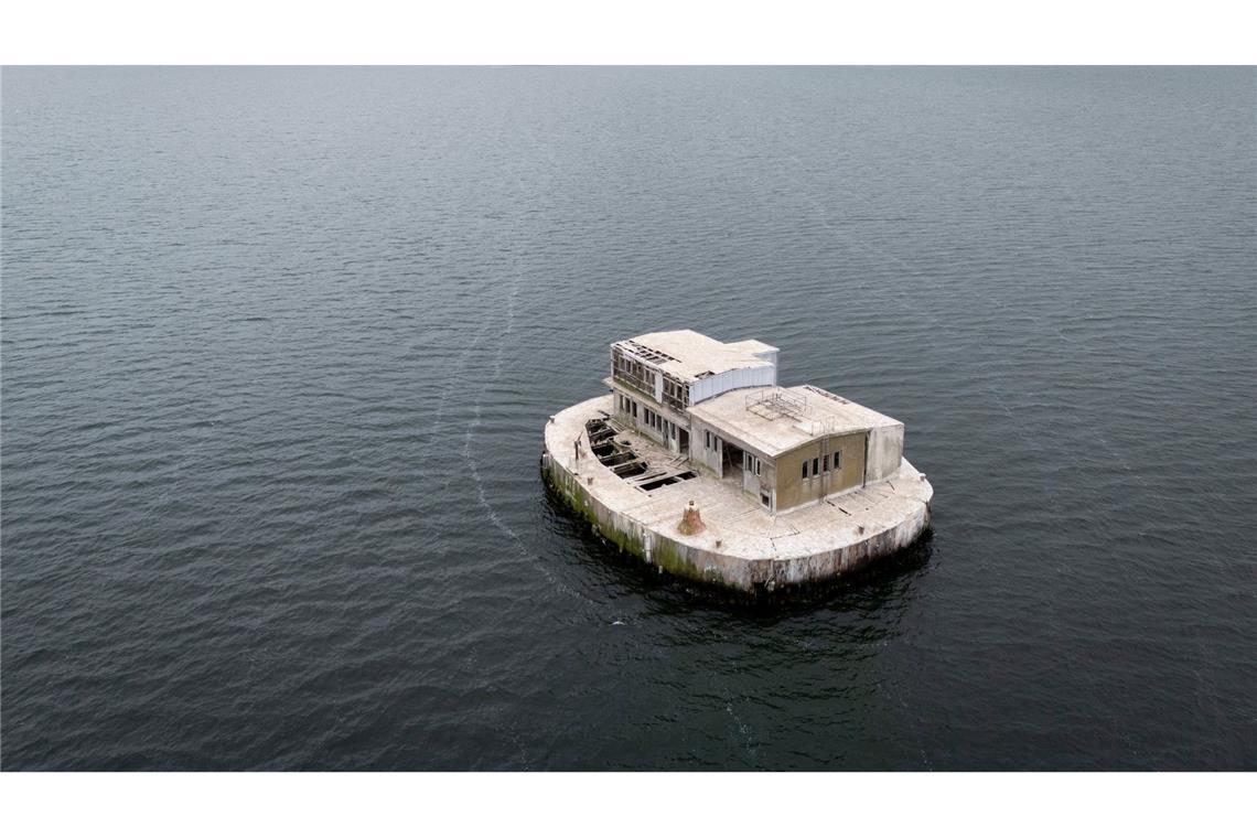 Die künstliche Insel steht im Greifswalder Bodden, südöstlich der Insel Rügen.