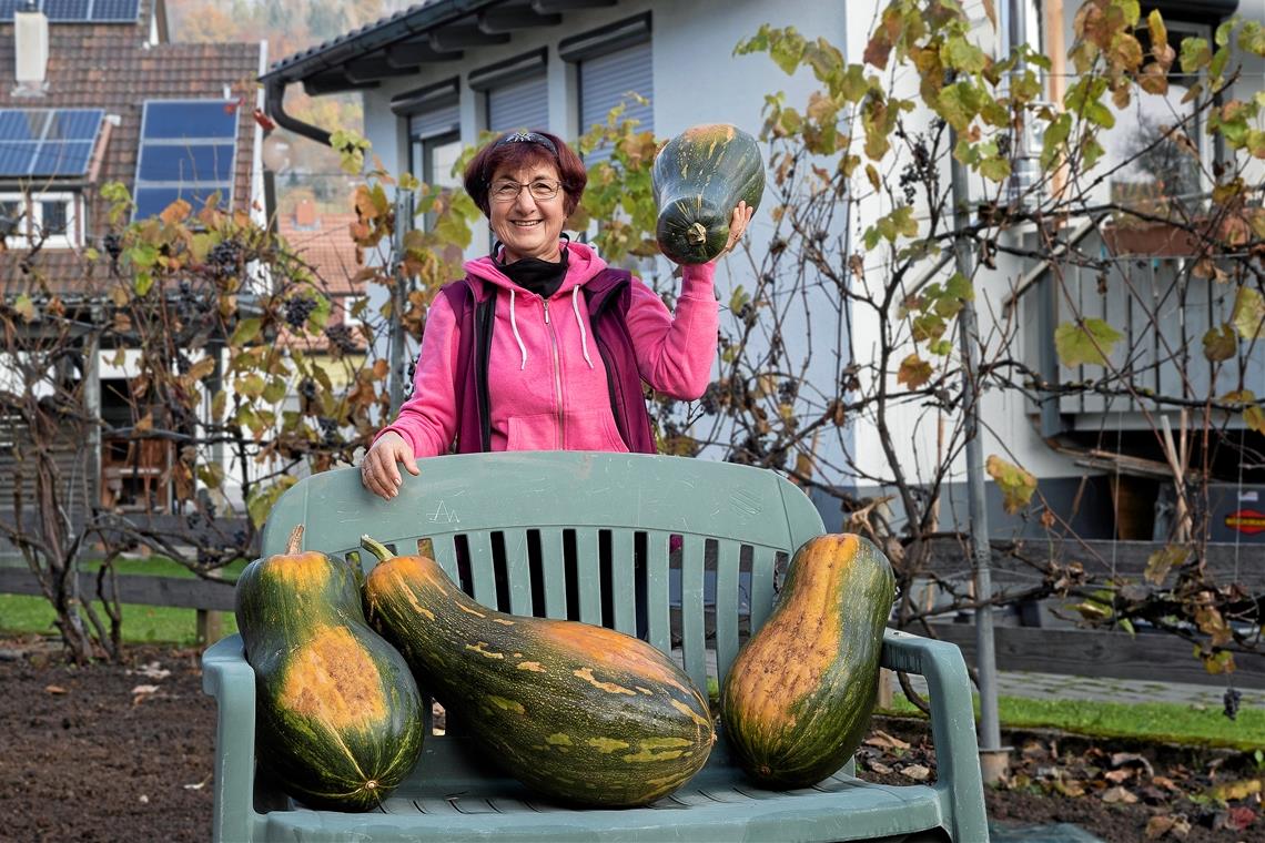 Gewichtige Erntefreuden Die Kürbisernte hat Platz genommen: Aphrodite Scafes mit ihren mächtigen Riesenkürbissen, die sie in ihrem Garten in der Murrhardter Weststadt gezogen hat. Foto: J. Fiedler