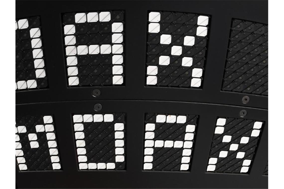 Hellofresh wirft Dialog Semiconductor überraschend aus MDax Die Kürzel für die Börsen-Indizes Dax und MDax. Foto: Arne Dedert/dpa/Symbolbild