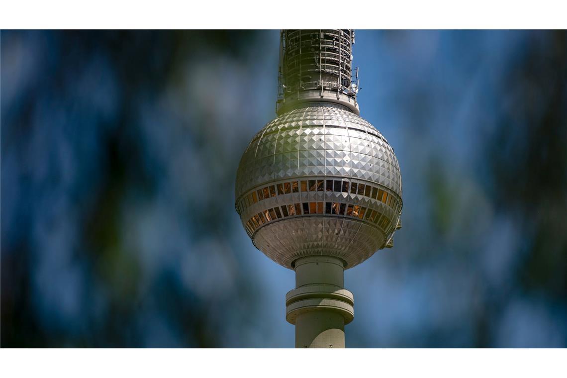 Die Kugel des Berliner Fernsehturms glänzt in der Sonne. (Archivbild)