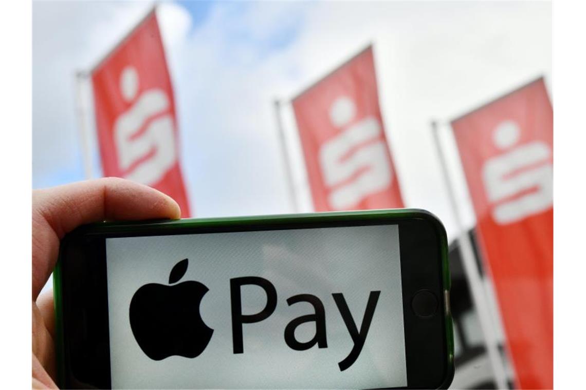 Apple Pay für Sparkassen-Kunden auch mit Girocard Die Kunden von 373 Sparkassen in Deutschland können künftig auch ihre Girocard für Zahlungen mit Apple Pay verwenden. Foto: Frank May/pa/dpa