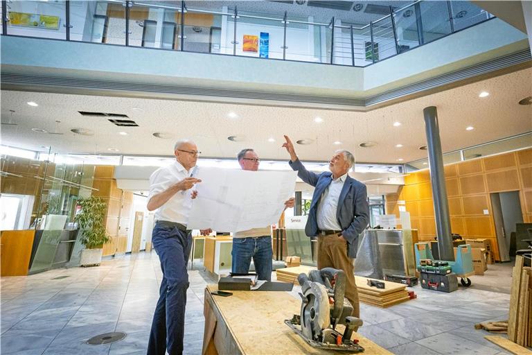 Die Kundenhalle der Kreissparkasse am Obstmarkt in Backnang wird künftig anders aussehen. Abteilungsdirektor Peter Gleinser (von links), Architekt Holger Stilz und der Backnanger Filialdirektor Markus Hofmeister besprechen die Pläne. Fotos: Alexander Becher