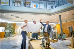 Die Kundenhalle der Kreissparkasse am Obstmarkt in Backnang wird künftig anders aussehen. Abteilungsdirektor Peter Gleinser (von links), Architekt Holger Stilz und der Backnanger Filialdirektor Markus Hofmeister besprechen die Pläne. Fotos: Alexander Becher
