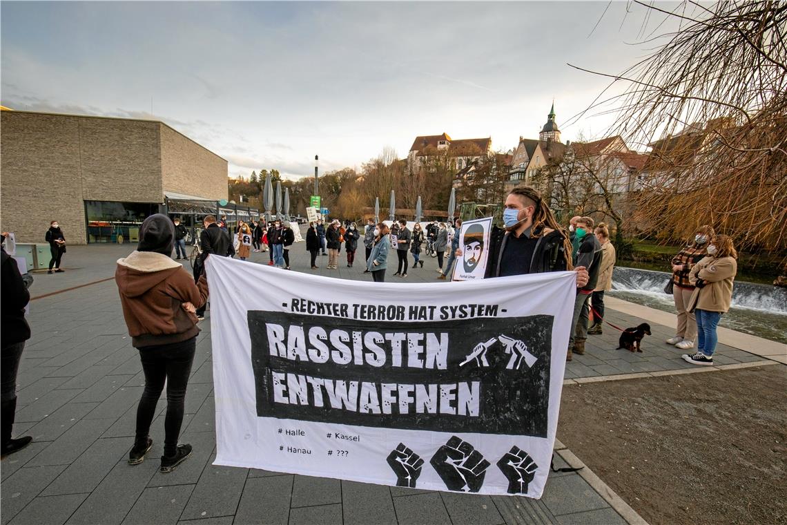 Backnanger Gedenken an die Opfer von Hanau Die Kundgebung am Freitagabend nahm neben den Murrtreppen ihren Anfang. Der anschließende Demonstrationszug führte zum Schillerplatz und zurück. Foto: A. Becher