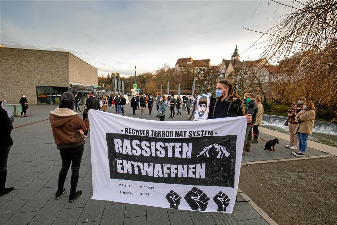 Die Kundgebung am Freitagabend nahm neben den Murrtreppen ihren Anfang. Der anschließende Demonstrationszug führte zum Schillerplatz und zurück. Foto: A. Becher