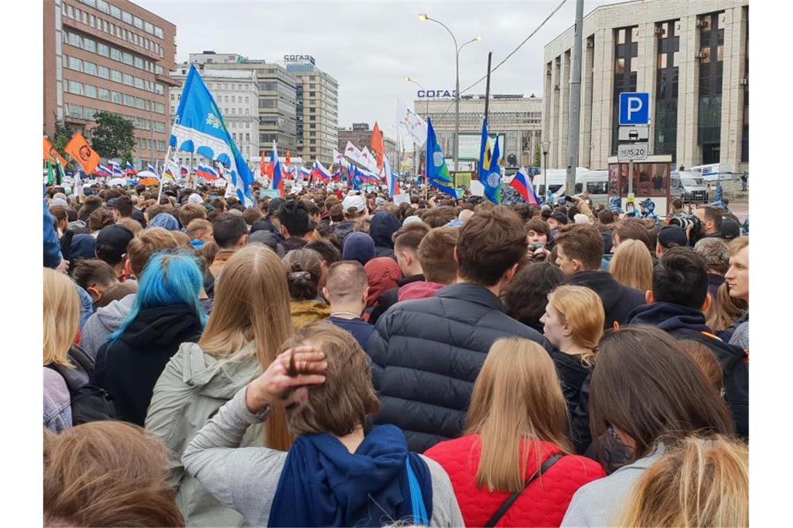 Zehntausende Menschen demonstrieren in Moskau Die Kundgebung auf dem Sacharow-Prospekti n der russischen Hauptstadt war die größte seit vielen Jahren. Foto: Ulf Mauder