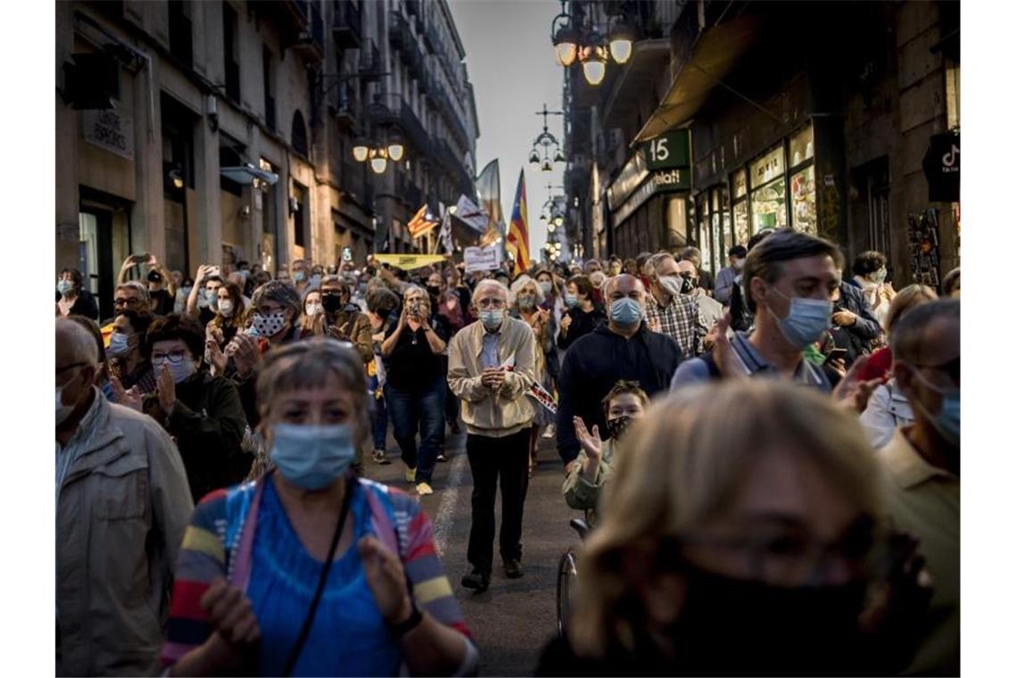 Die Kundgebung gegen die Entscheidung den katalanischen Regionalpräsident Torra des Amtes zu entheben, ist gut besucht. Foto: Jordi Boixareu/ZUMA Wire/dpa
