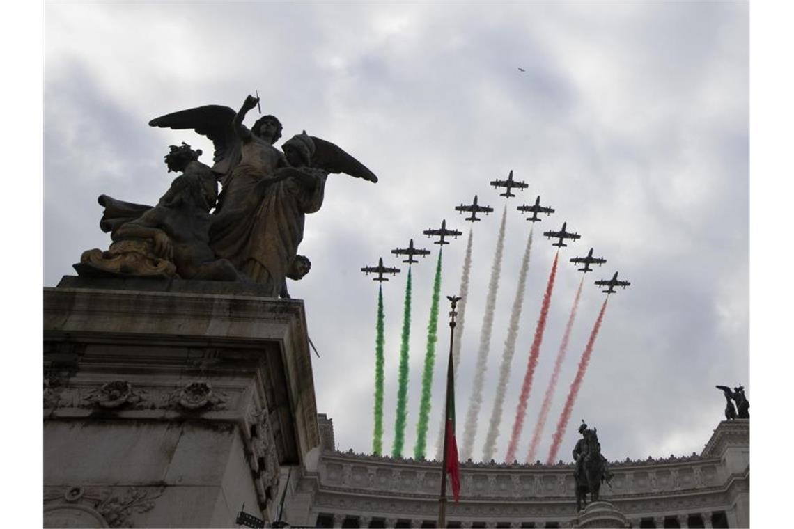 Die Kunstflugstaffel der italienischen Luftwaffe am Himmel über Rom zum Tag der Streitkräfte - kurz vor Beginn der Ausgangssperren. Foto: Alessandra Tarantino/AP/dpa