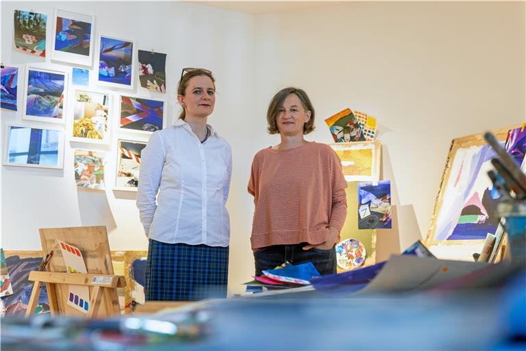 Die Kunstlehrerinnen Justyna Giermakowska-Graser (links) und Stefanie Hübner haben die Schau in die Wege geleitet. Fotos: Alexander Becher