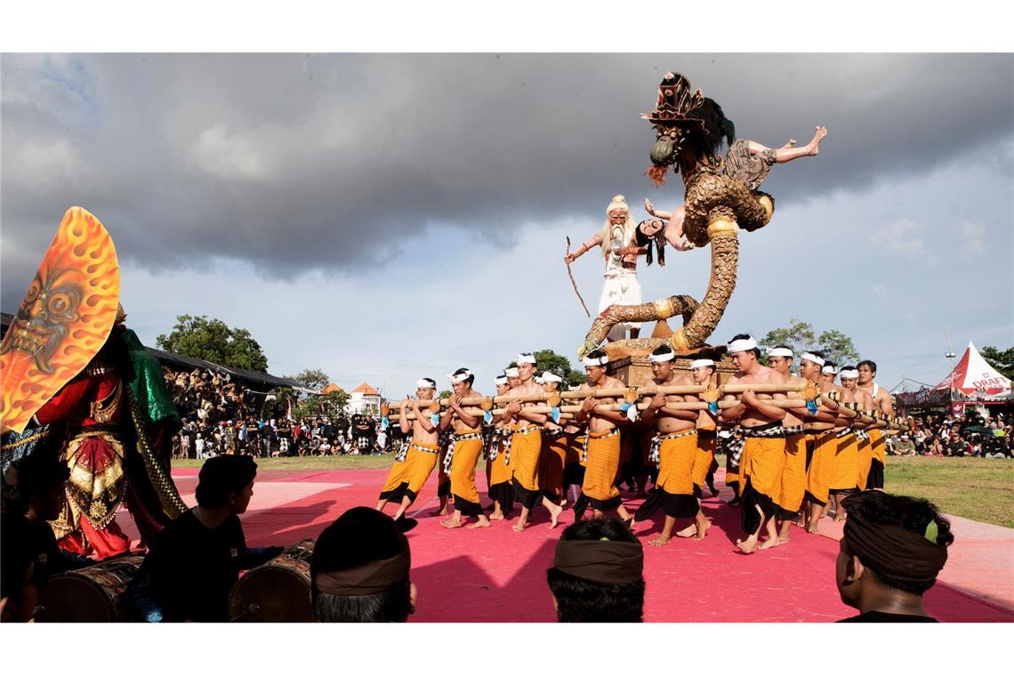 Die kunstvoll gestalteten Skulpturen, Ogoh-Ogoh genannt, stehen für böse Geister – und werden in einem symbolischen Akt der Reinigung verbrannt.