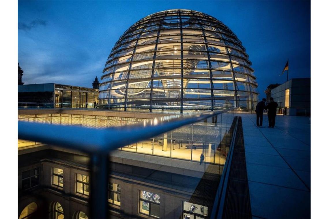 Steuerbonus und günstiger Fahren: Entlastungspaket der Ampel Die Kuppel des Bundestages in Berlin. Die Ampel-Spitzen sind sich beim Energiepreis-Entlastungspaket einig geworden. Foto: Michael Kappeler/dpa