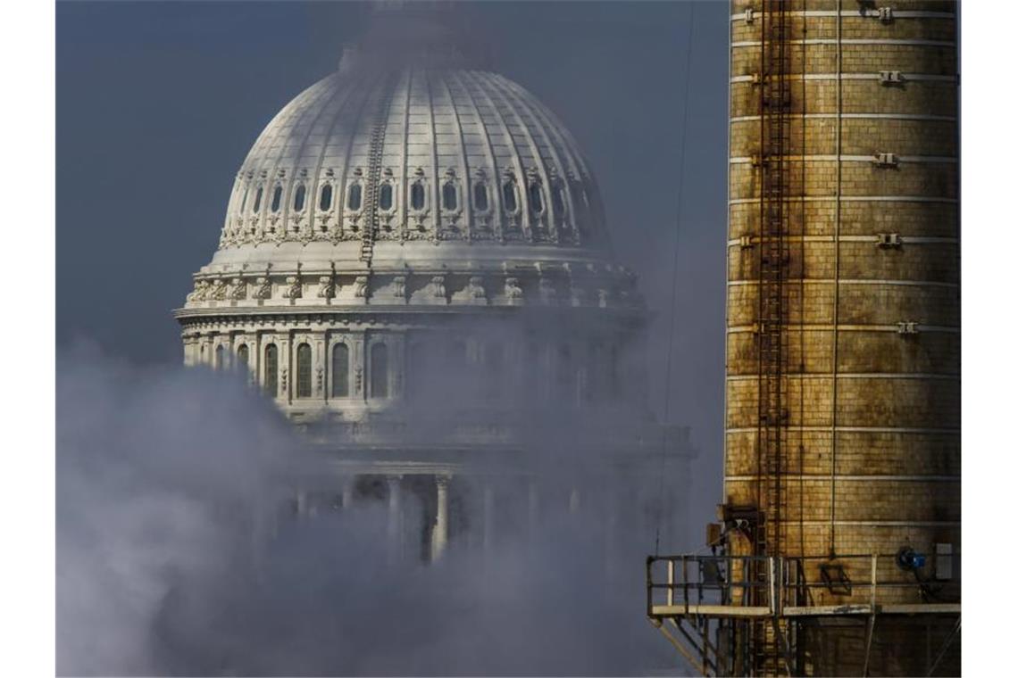 Die Kuppel des Kapitols in Washington D.C. hinter dem Qualm eines Kohlekraftwerks. Foto: Jim Lo Scalzo/EPA