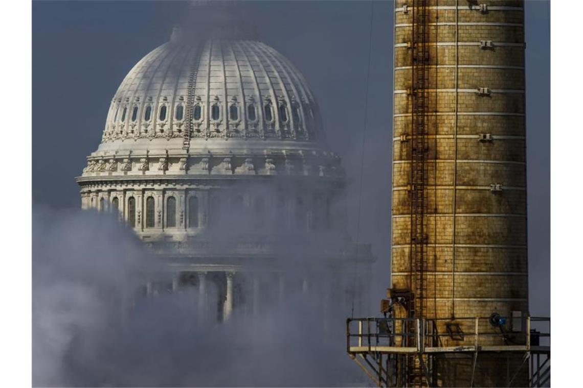 Die Kuppel des Kapitols in Washington D.C. hinter den Abgasen des Kapitol-Kraftwerks. Foto: Jim Lo Scalzo/EPA/dpa