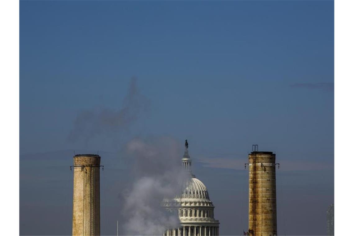 USA offiziell wieder Mitglied des Pariser Klimaabkommens Die Kuppel des Kapitols in Washington, ist hinter den Schornsteinen des einzigen Kohlekraftwerks in der US Hauptstadt sehen. Foto: Jim Lo Scalzo/EPA/dpa
