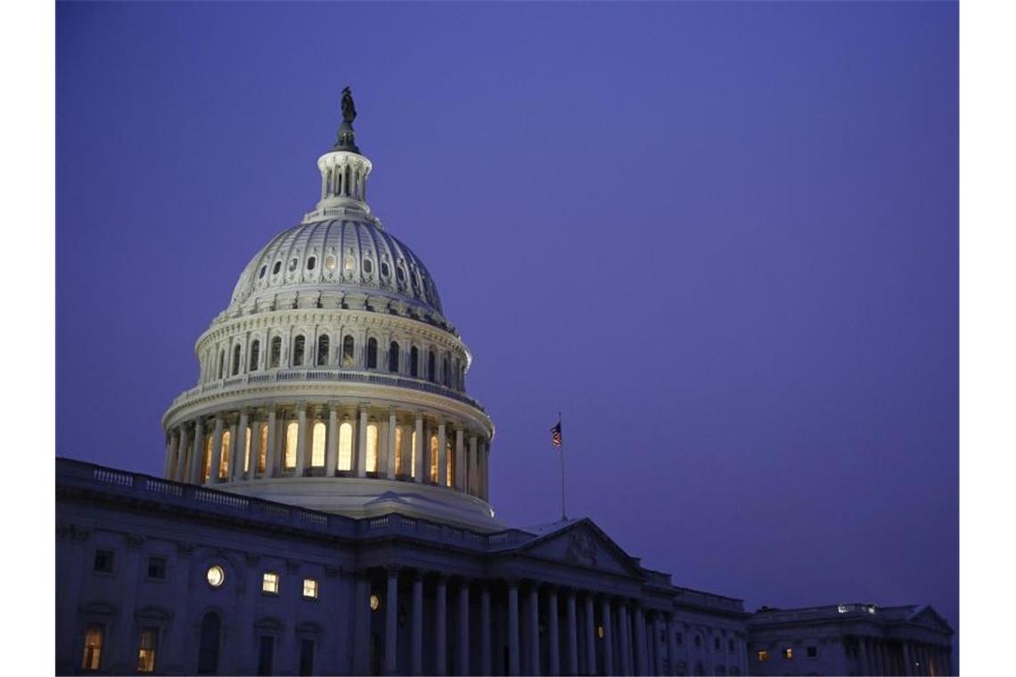 Die Kuppel des Kapitols ist hell erleuchtet. Foto: Patrick Semansky/AP/dpa