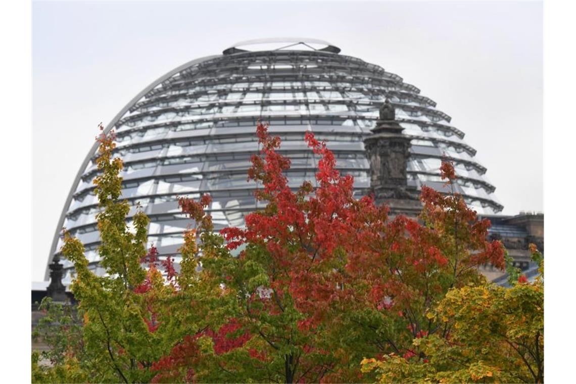 Die Kuppel des Reichstagsgebäudes am Tag nach der Bundestagswahl. Foto: Julian Stratenschulte/dpa