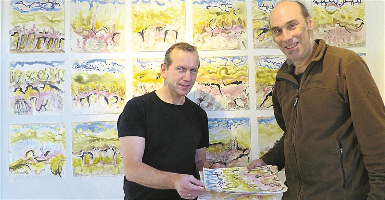 Die Kuratoren Norbert Prothmann (links) und Peter Haury richten die Ausstellung mit Arbeiten von Albrecht/d. in der Galerie des Backnanger Heimat- und Kunstvereins ein. Foto: P. Wolf