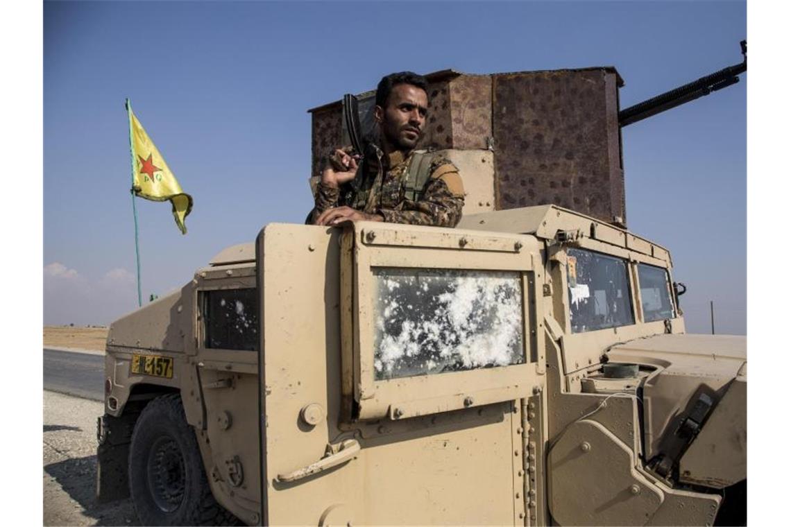 Die Kurdenmiliz YPG beim Abzug aus Nordsyrien. Foto: Baderkhan Ahmad/AP/dpa