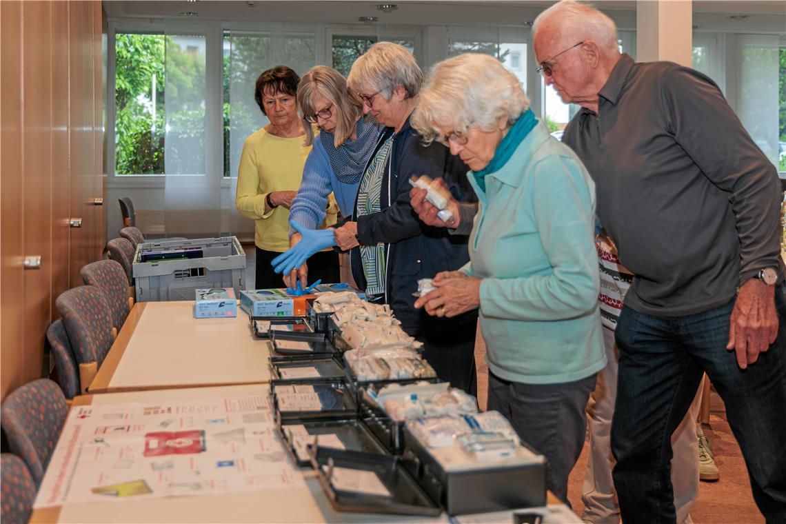 Die Kursteilnehmer packen selbst mit an: Sie üben das Verbinden von Wunden, die stabile Seitenlage und das Wiederbeleben. Fotos: Stefan Bossow