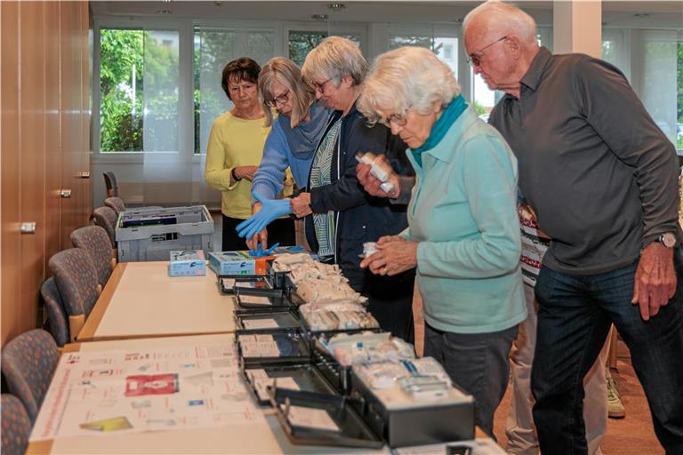Die Kursteilnehmer packen selbst mit an: Sie üben das Verbinden von Wunden, die stabile Seitenlage und das Wiederbeleben. Fotos: Stefan Bossow