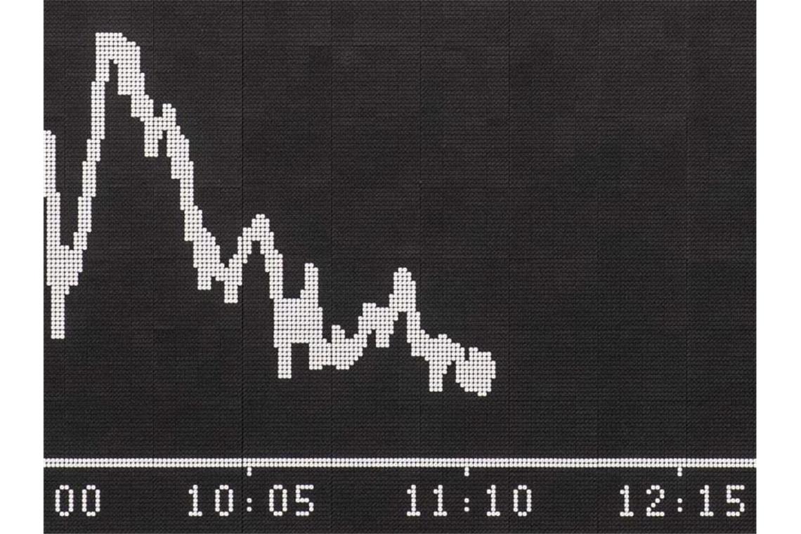 Die Kurve-Kurve wird im Handelssaal der Börse angezeigt. Der Kurssturz an den Börsen zu Beginn der Corona-Krise hat am Vermögen der Menschen in Deutschland genagt. Foto: Boris Roessler/dpa