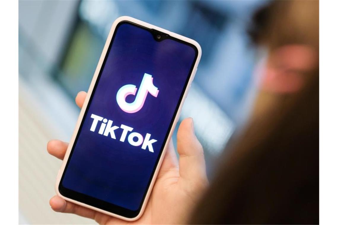 Trump will Videoplattform TikTok in den USA verbieten Die Kurzvideo-App TikTok ist vor allem bei Jugendlichen beliebt. Foto: Jens Kalaene/dpa-Zentralbild/dpa