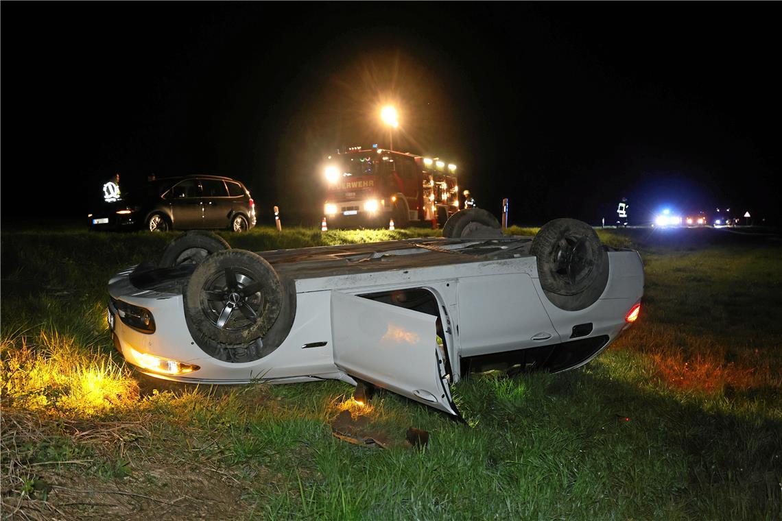 Auto überschlägt sich, Frau verletzt