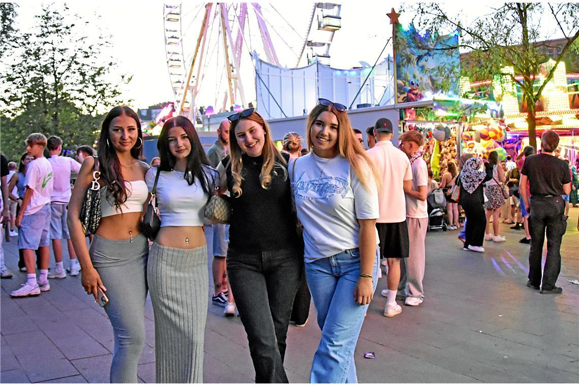 Die Ladies besuchen zusammen das Straßenfest.