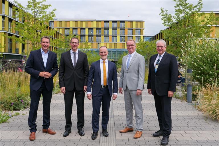 Die lächelnden Gesichter täuschen: Auf den neuen Klinikchef André Mertel (Mitte) warten große Herausforderungen. Landrat Richard Sigel (links) und die Chefärzte Christoph Ulmer (Zweiter von links) und Hans-Joachim Strittmatter (rechts) wollen ihn dabei unterstützen. Marc Nickel (Zweiter von rechts) freut sich derweil auf mehr Zeit mit seiner Familie. Foto: Rems-Murr-Kliniken