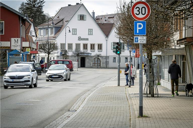 Die Längsparkplätze entlang der Aspacher Hauptstraße stehen auf dem Prüfstand. Foto: Alexander Becher