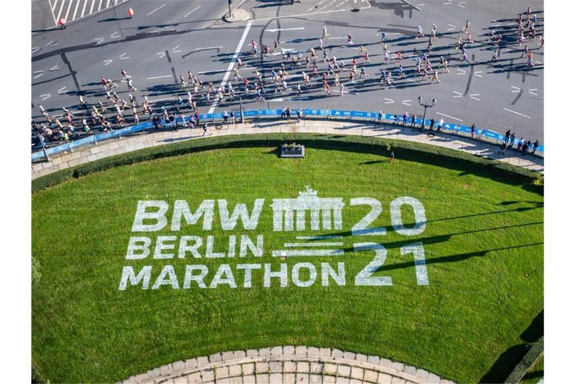 Die Läufer der ersten Welle passieren den Großen Stern beim Marathon in Berlin. Foto: Andreas Gora/dpa