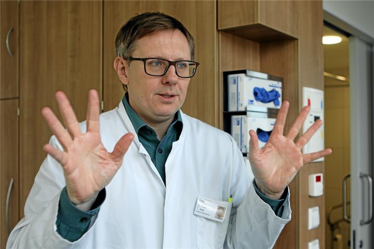 Die Lage an den Rems-Murr-Kliniken hat sich deutlich entspannt, aber Chefarzt Torsten Ade warnt vor verfrühtem Jubel: „Wir stellen uns darauf ein, dass Corona gekommen ist, um zu bleiben.“ Archivfoto: Benjamin Büttner