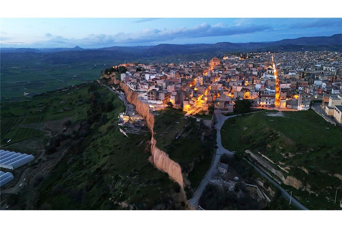 Die Lage in der von einem massiven Erdrutsch bedrohten Stadt Niscemi auf Sizilien spitzt sich weiter zu (Archivbild).