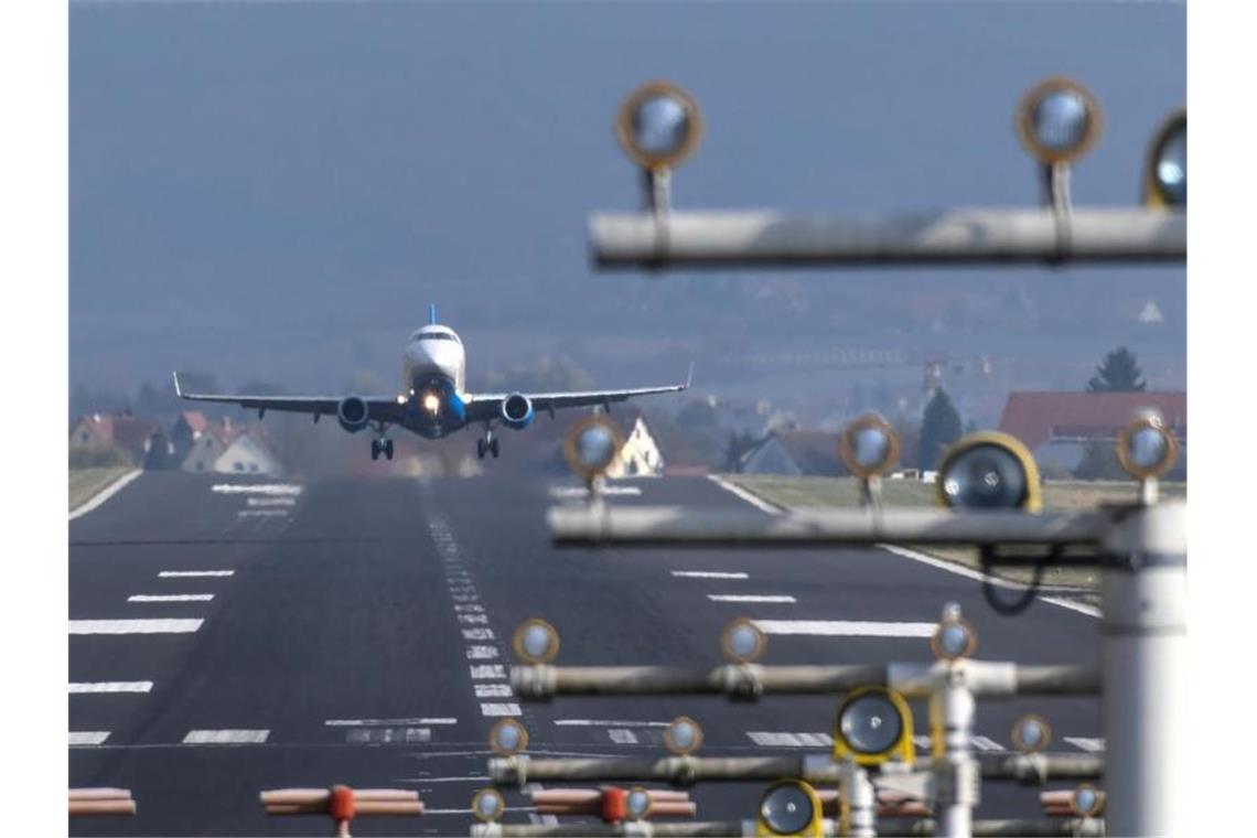 Insolventer Flughafen will Grundstücke verkaufen Die Landebahn des Flughafens Friedrichshafen. Foto: picture alliance / dpa/Archivbild