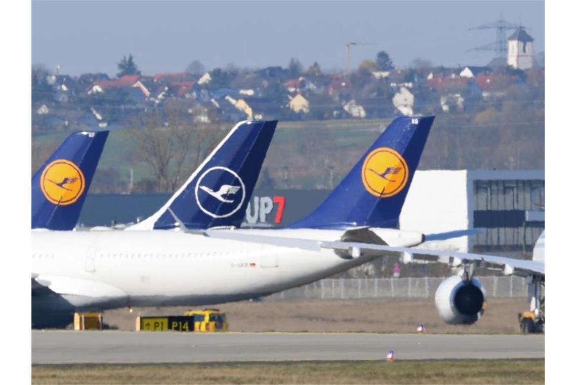 Die Landebahn des Frankfurter Flughafens ist jetzt gesperrt und dient als Parkfläche für die Maschinen der LH-Flotte. Foto: Arne Dedert/dpa