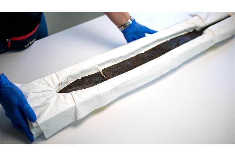 Die Landesarchäologie Bremen präsentiert ein römisches Langschwert. Das sogenannte Spatha wurde bei der offiziellen Kampfmittelsuche auf einem Grundstück in der Bremer Neustadt gefunden.