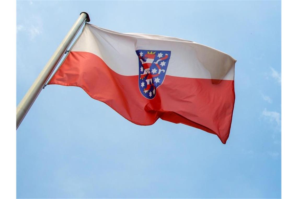 Die Landesfahne von Thüringen vor der Staatskanzlei in Erfurt. Foto: Candy Welz/dpa
