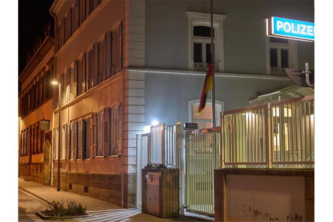 Mutmaßliche Polizistenmörder in U-Haft: Wilderei vertuschen Die Landesfahne vor dem Polizeipräsidium Westpfalz und der Polizeiinspektion Kusel weht auf halbmast. Foto: Thomas Frey/dpa