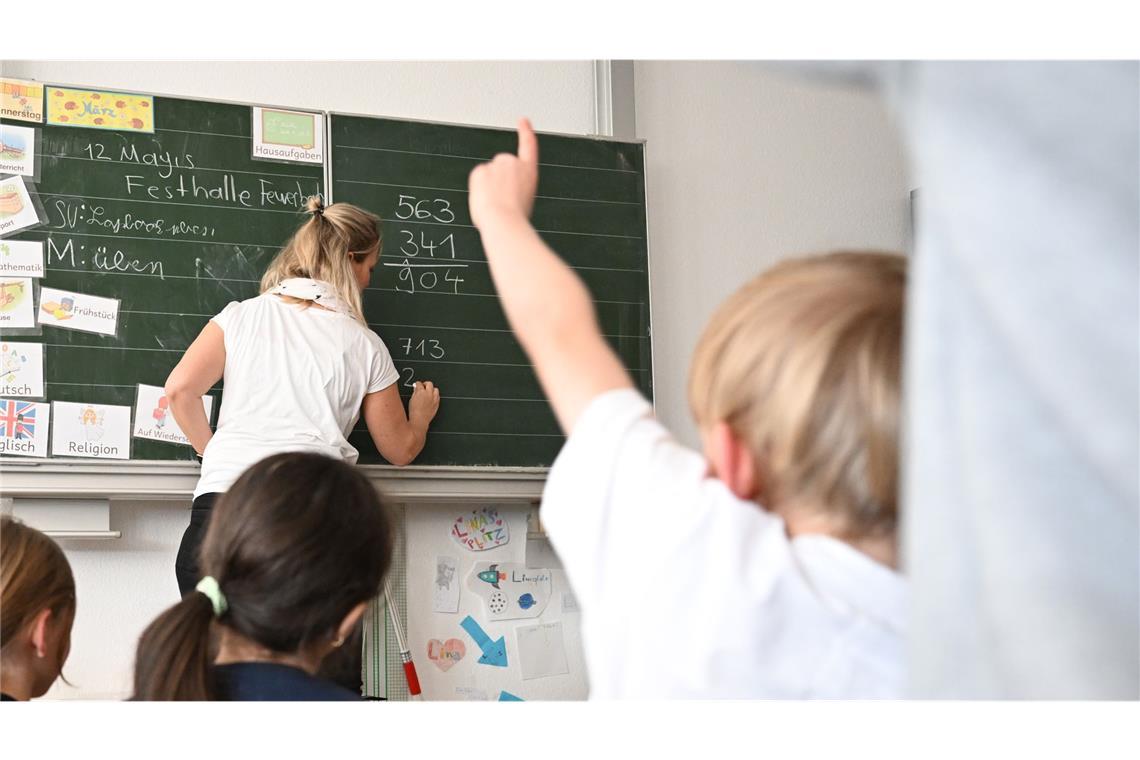 Kretschmann sieht Vertrauen in Staat erschüttert Die Landesregierung musste einräumen, dass wegen einer schweren IT-Panne 1.440 Lehrerstellen versehentlich nicht besetzt worden seien. (Symbolbild)