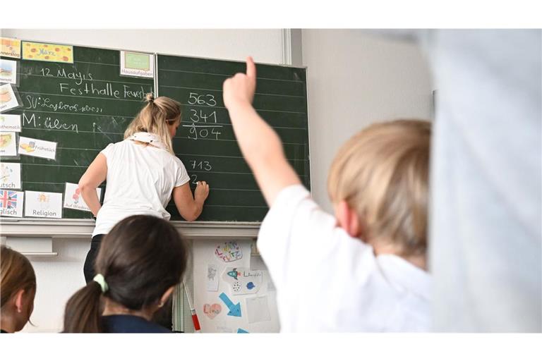 Die Landesregierung musste einräumen, dass wegen einer schweren IT-Panne 1.440 Lehrerstellen versehentlich nicht besetzt worden seien. (Symbolbild)
