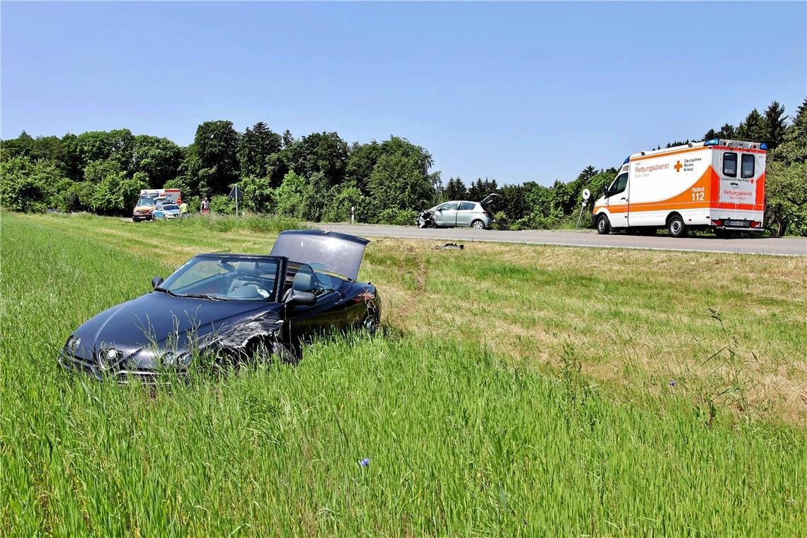 Falsch überholt: vier Verletzte Die Landesstraße bei Kallenberg war während der Unfallaufnahme gesperrt. Foto: 7aktuell.de/Kevin Lermer