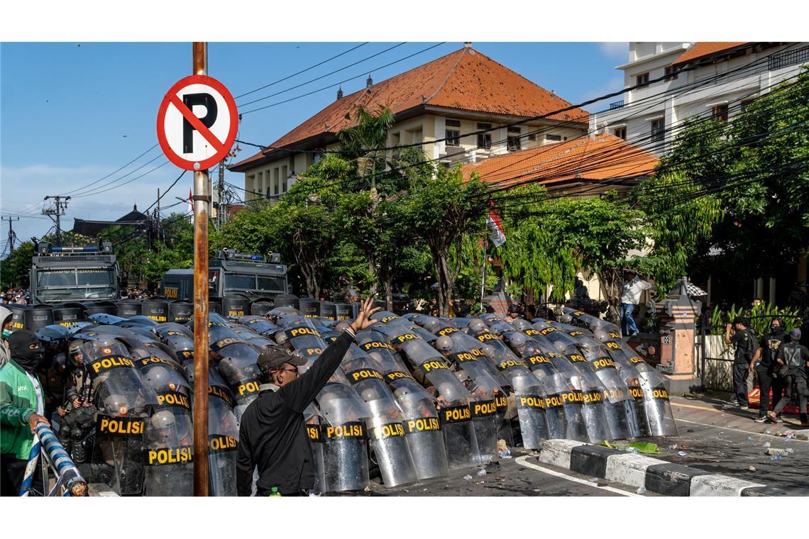 Protestwelle erreicht Bali - Dorfwächter mobilisiert Die landesweiten Proteste haben seit dem Wochenende auch auf Bali übergegriffen.
