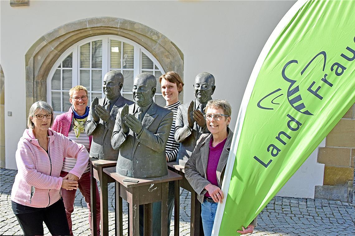 Die Backnanger Landfrauen sind wieder da Die Landfrauen sind in Backnang wieder da und werden vor dem Rathaus von den Claqueuren beklatscht. Von links stehen Bettina Haag, Angelika Roth, Maike Scholl und Argula Bollinger als kommissarische Leiterin bereit. Foto: Tobias Sellmaier