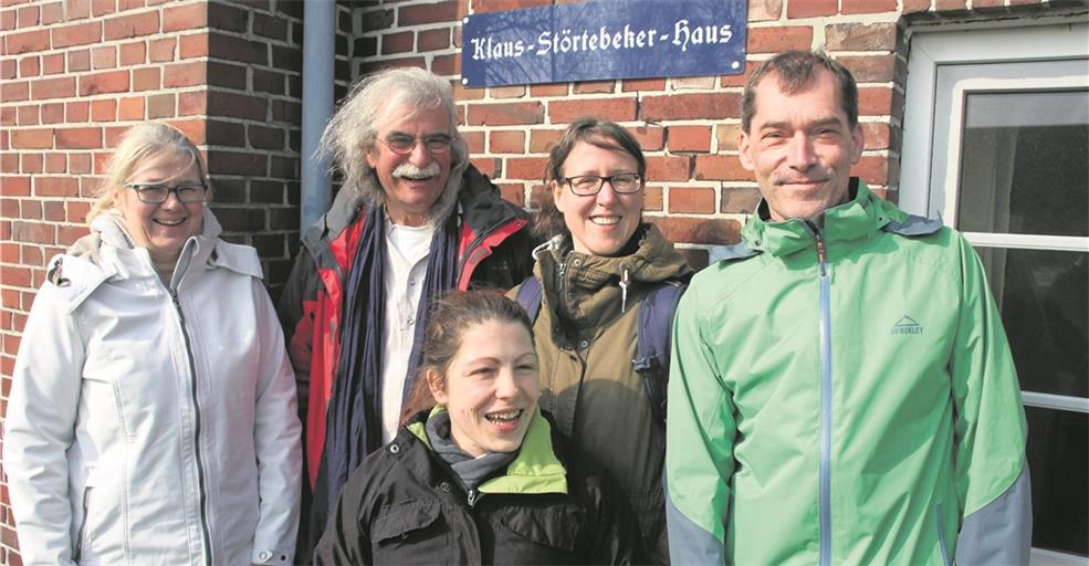 Die Landschreiber-Preisträger 2017 vor dem Klaus-Störtebeker-Haus beim Schreibaufenthalt in Groß-Holum/Neuharlingersiel (von links): Silvia Lenzing (Preisträgerin 2014, Prosa), Bernd Hecktor (Mundart), Sabine Frambach (Prosa), Jürgen Flenker (Lyrik) und vorne Julia Reiss (3. Platz Prosa).