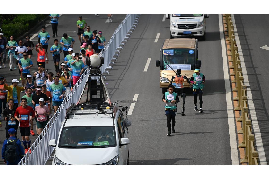 Chinesische Roboter laufen Halbmarathon gegen Menschen Die Laufstrecke der Roboter war von jener der Menschen getrennt.