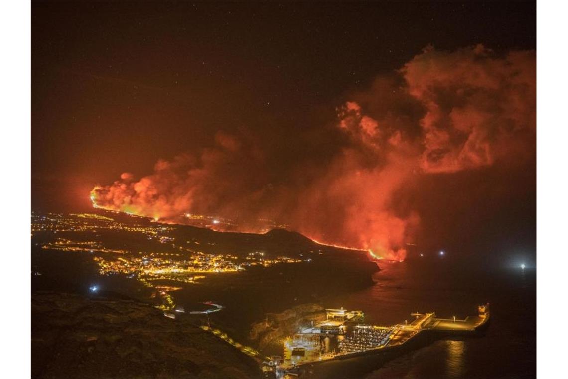 Die Lava aus dem Vulkan auf La Palma strömt ins Meer. Foto: Saul Santos/AP/dpa