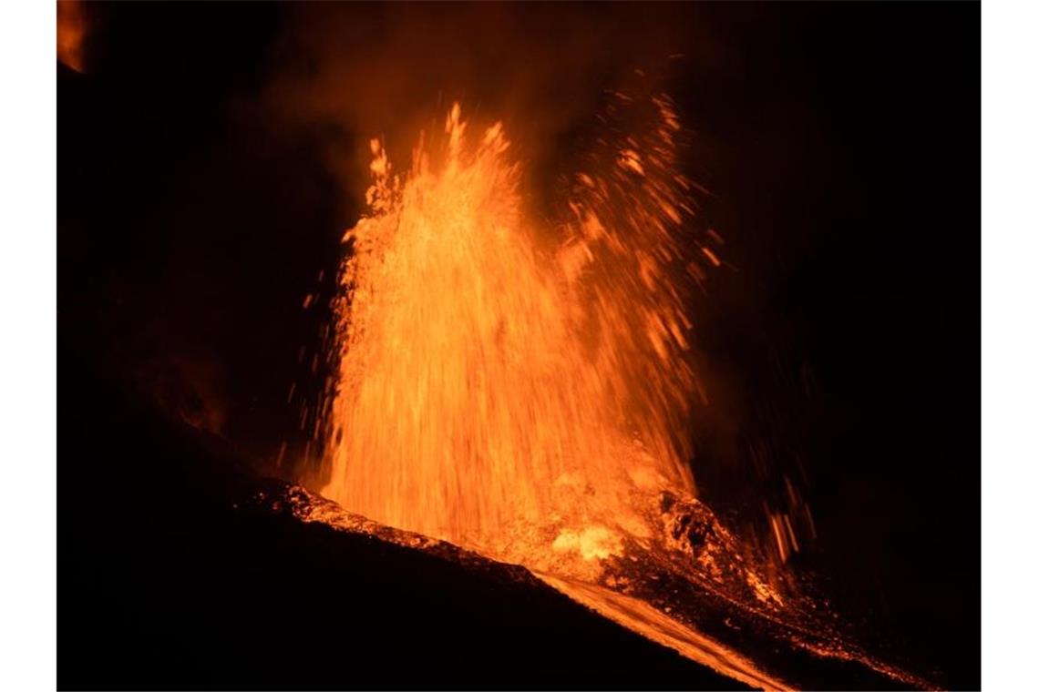 Die Lava, die aus einem ausbrechenden Vulkan auf der spanischen Insel La Palma fließt, hat auf ihrem Weg ins Meer an Geschwindigkeit gewonnen. Foto: Alejandro Martínez Vélez/EUROPA PRESS/dpa