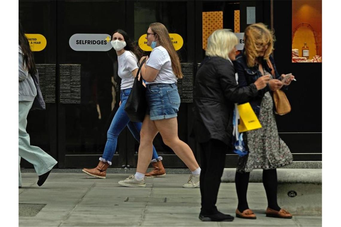 Inflation in Großbritannien steigt auf Zehnjahreshoch Die Lebenshaltungskosten in Großbritannien steigen. Ob das weniger Konsumenten auf die bekannte Einkaufsstraße "Oxford Street" in London lockt, bleibt zu bezweifeln. Foto: Alastair Grant/AP/dpa